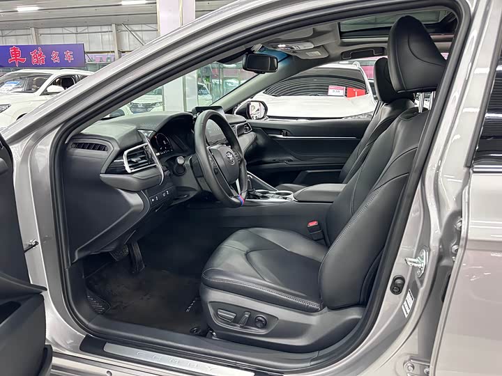 Фото 15 - Toyota Camry