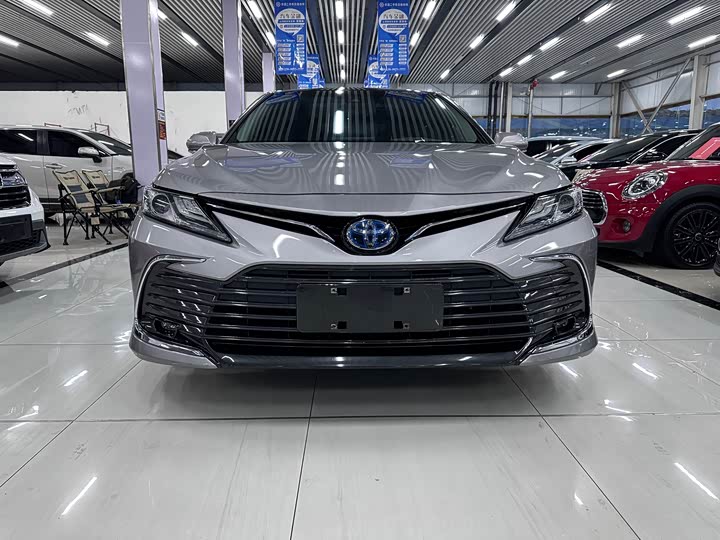 Фото 2 - Toyota Camry