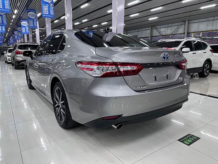 Фото 4 - Toyota Camry