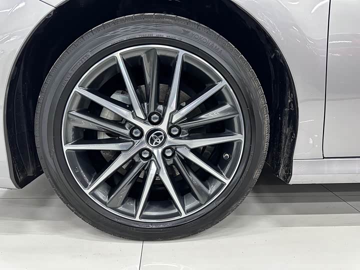 Фото 8 - Toyota Camry