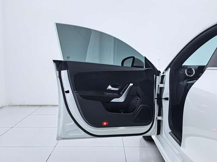 Фото 17 - Mercedes-Benz CLA-Class