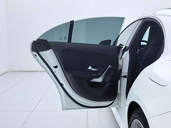 Фото 18 - Mercedes-Benz CLA-Class