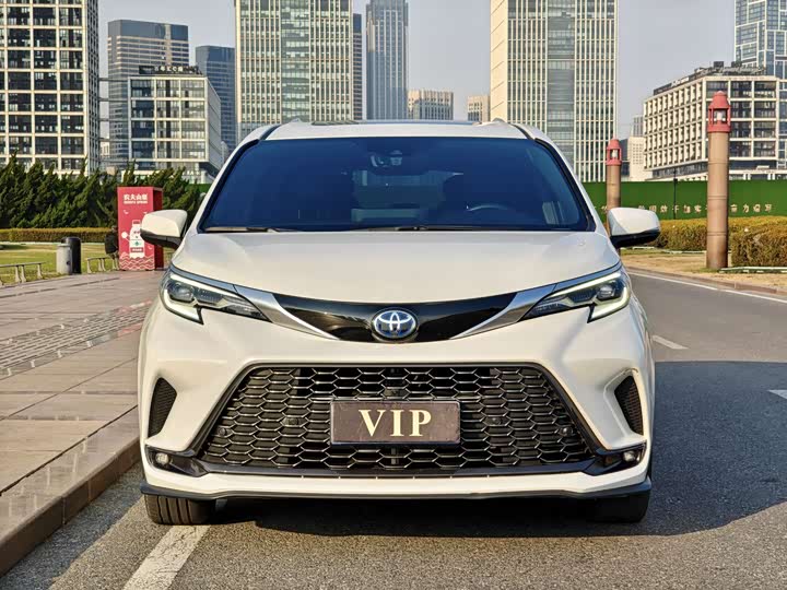 Фото 1 - Toyota Granvia