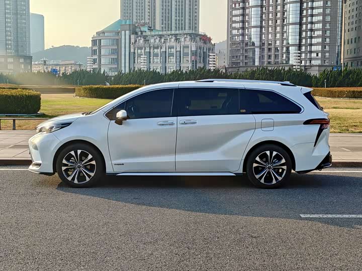 Фото 3 - Toyota Granvia