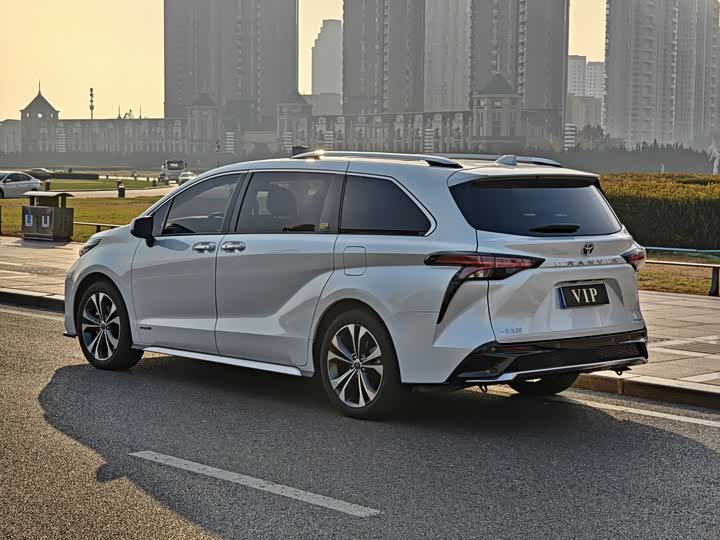 Фото 4 - Toyota Granvia