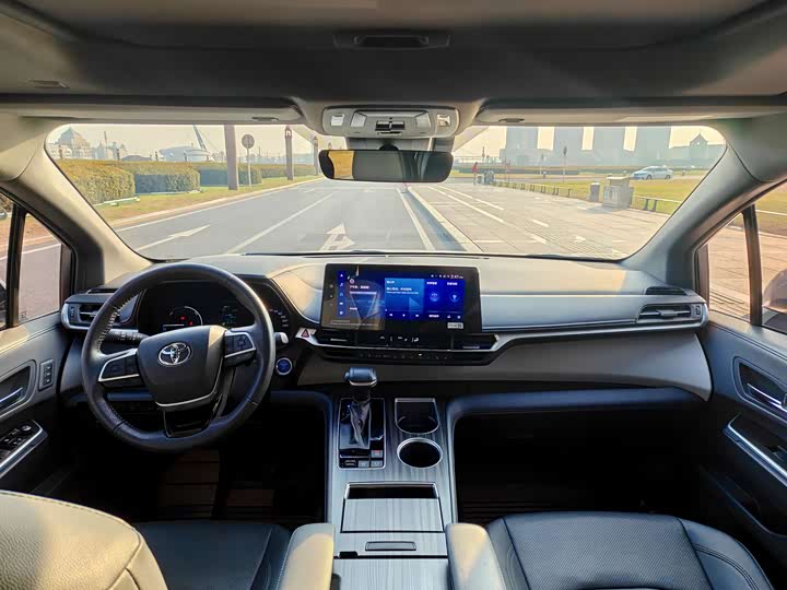 Фото 8 - Toyota Granvia