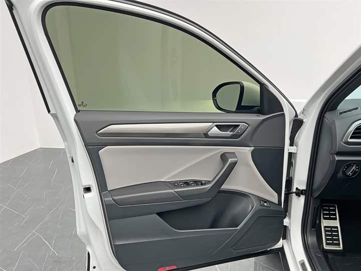 Фото 14 - Volkswagen T-Roc