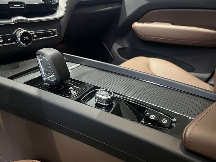 Фото 23 - Volvo XC60