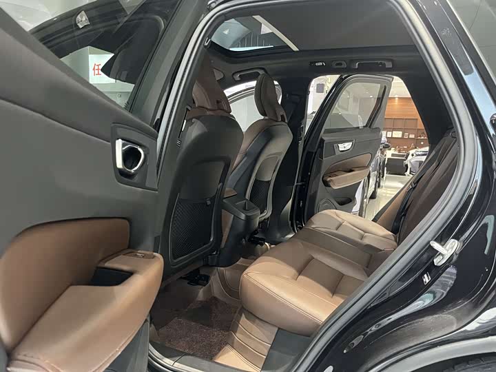 Фото 9 - Volvo XC60