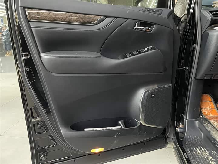 Фото 13 - Toyota Vellfire