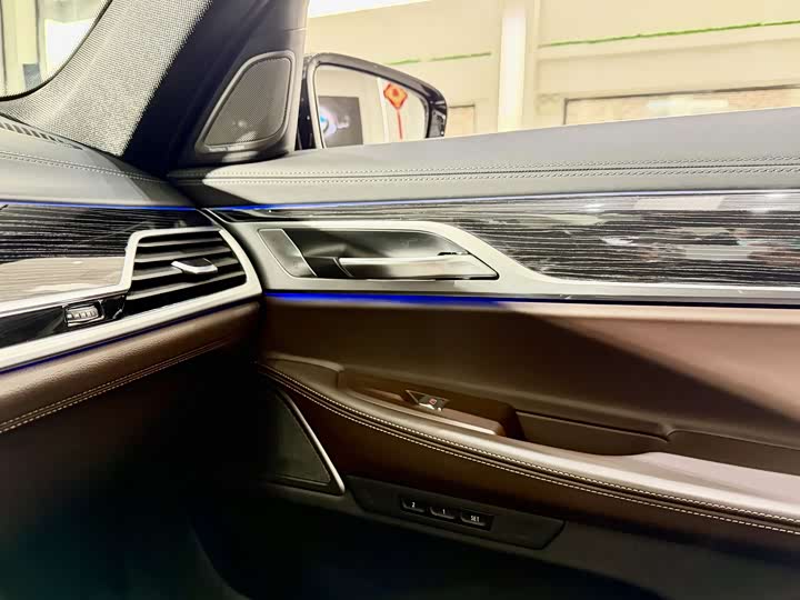 Фото 15 - BMW 7 Series