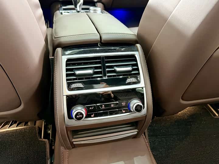 Фото 17 - BMW 7 Series