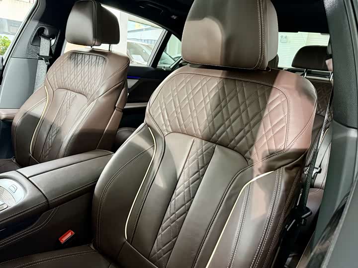 Фото 8 - BMW 7 Series