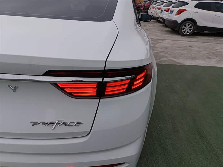 Фото 8 - Geely Preface