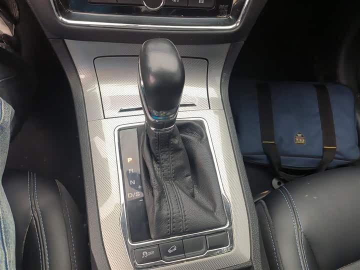 Фото 14 - Roewe RX5