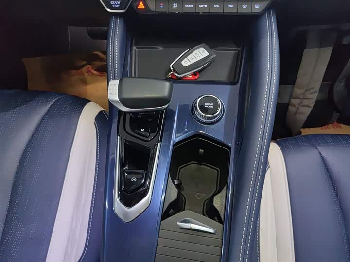 Фото 14 - Geely Monjaro