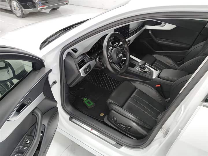 Фото 16 - Audi A4L