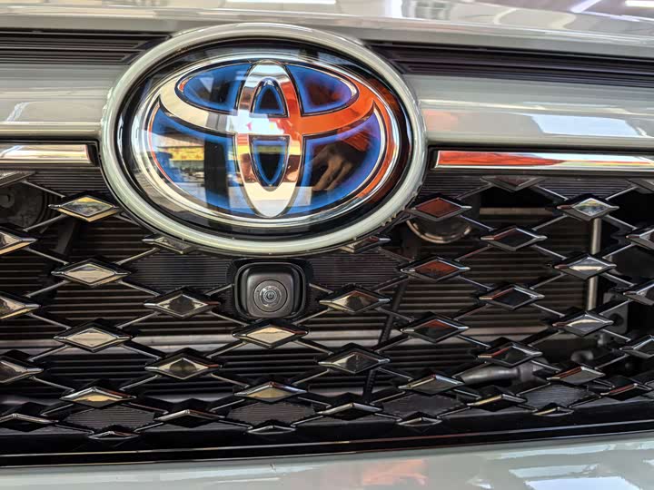 Фото 10 - Toyota RAV4 Hybrid