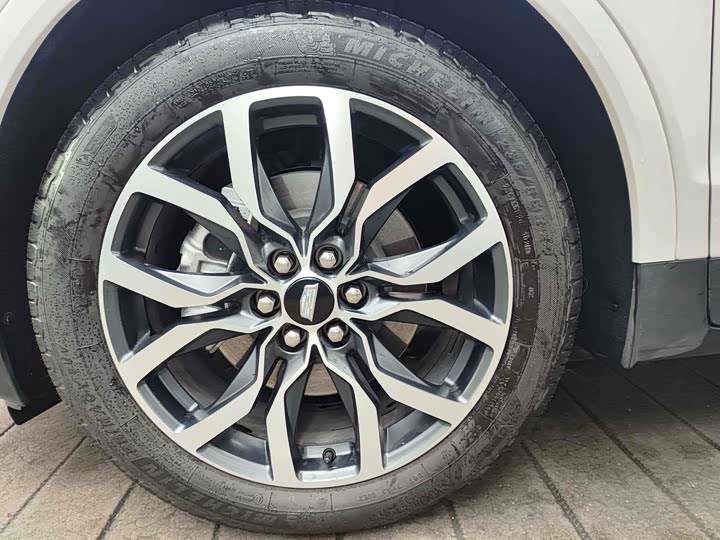 Фото 12 - Cadillac XT5