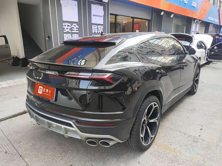 Фото 2 - Lamborghini Urus