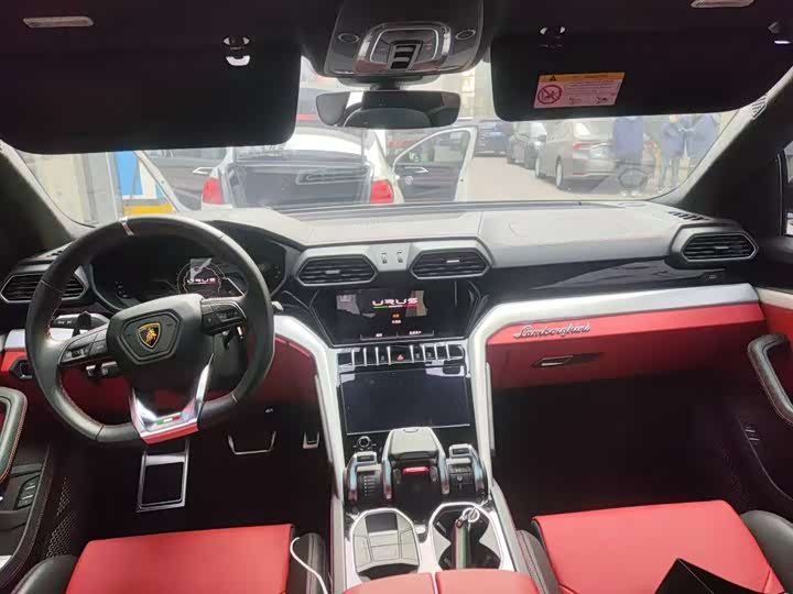 Фото 3 - Lamborghini Urus