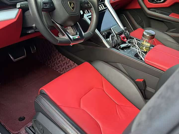 Фото 8 - Lamborghini Urus