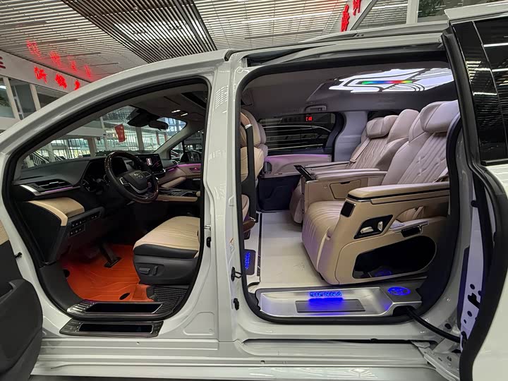 Фото 4 - Toyota Sienna