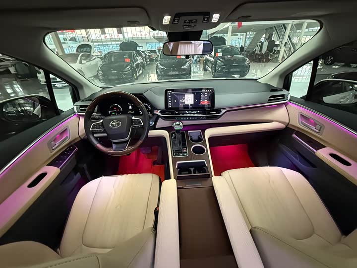 Фото 9 - Toyota Sienna