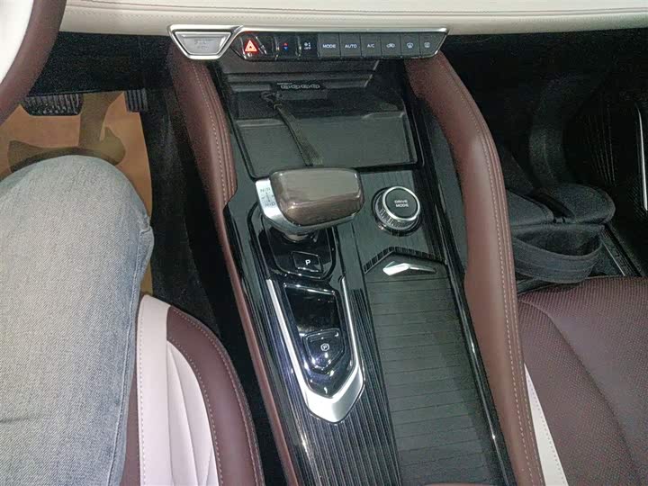 Фото 14 - Geely Monjaro