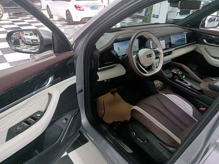 Фото 16 - Geely Monjaro