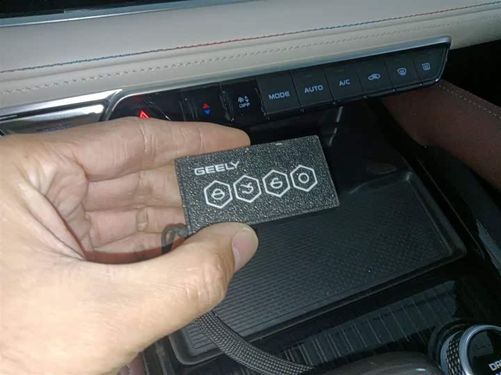 Фото 9 - Geely Monjaro