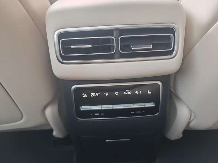 Фото 12 - LiXiang L7