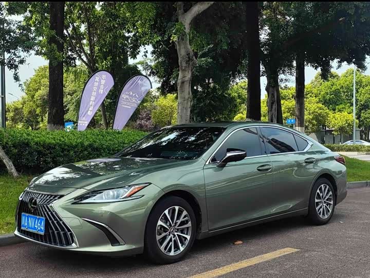 Фото 1 - Lexus ES