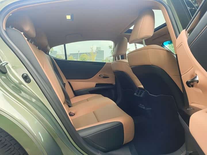 Фото 10 - Lexus ES