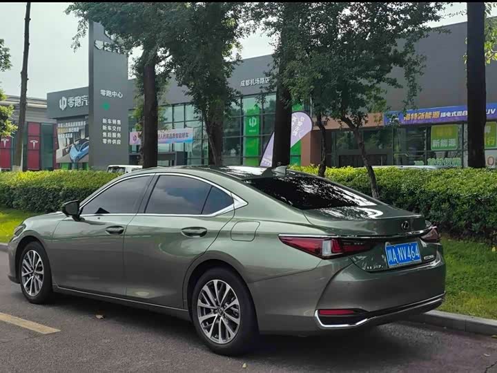 Фото 12 - Lexus ES