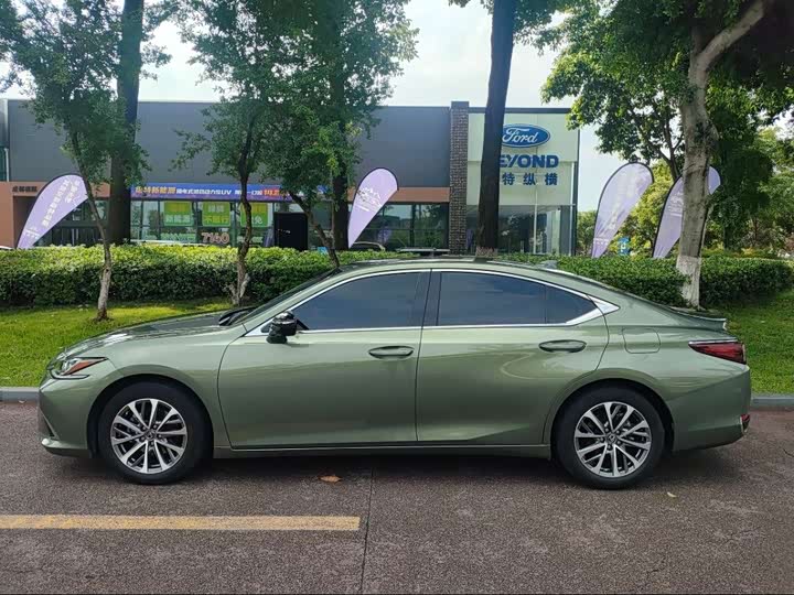 Фото 13 - Lexus ES