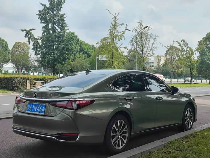 Фото 14 - Lexus ES