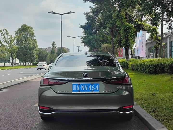 Фото 15 - Lexus ES