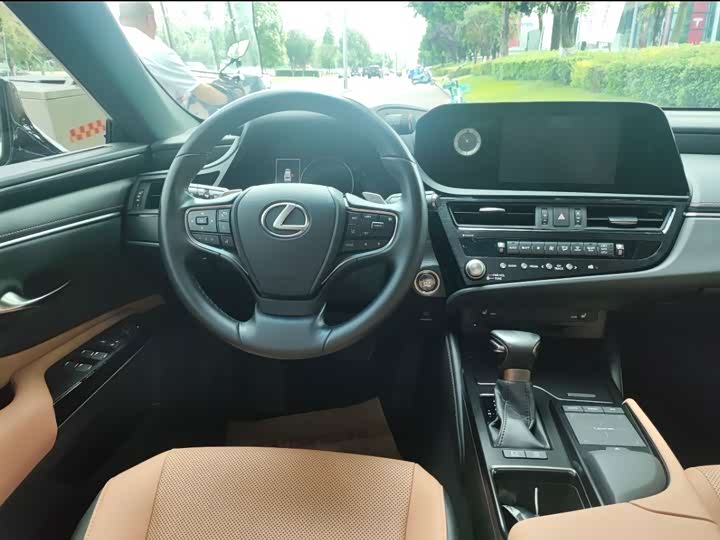 Фото 5 - Lexus ES