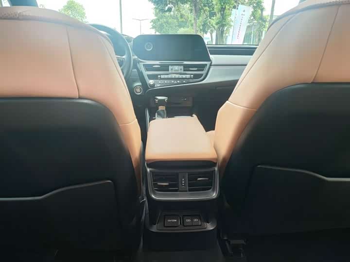 Фото 8 - Lexus ES