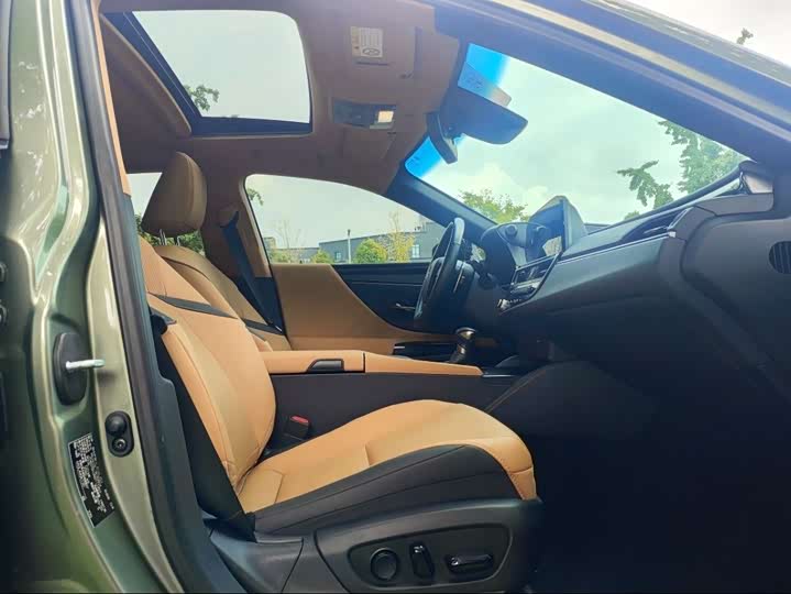 Фото 9 - Lexus ES