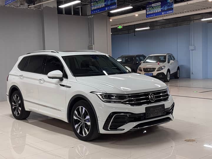 Фото 3 - Volkswagen Tiguan L Pro