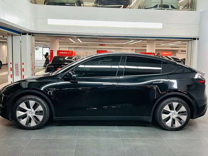 Фото 14 - Tesla Model Y