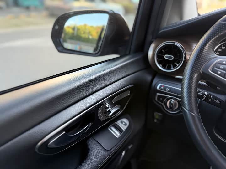 Фото 19 - Mercedes-Benz V-Class