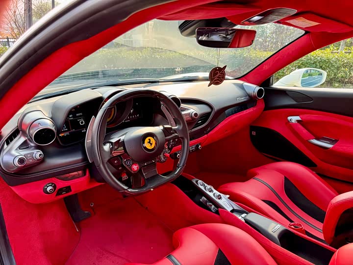 Фото 5 - Ferrari F8