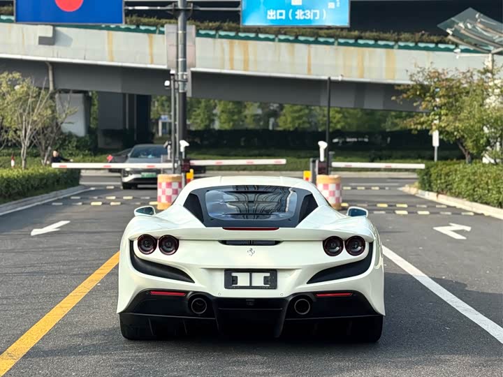 Фото 7 - Ferrari F8