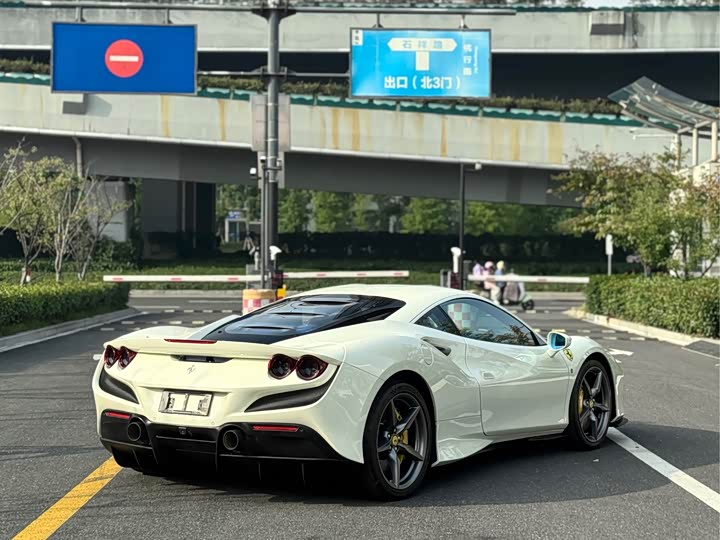 Фото 8 - Ferrari F8
