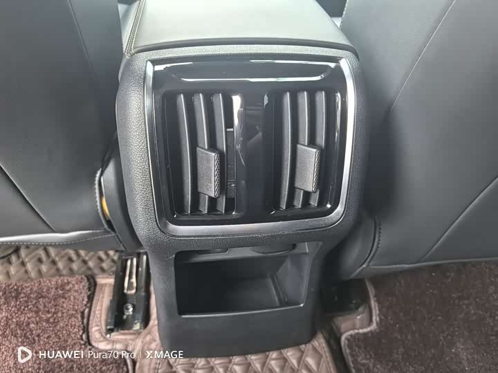 Фото 12 - Bestune B70