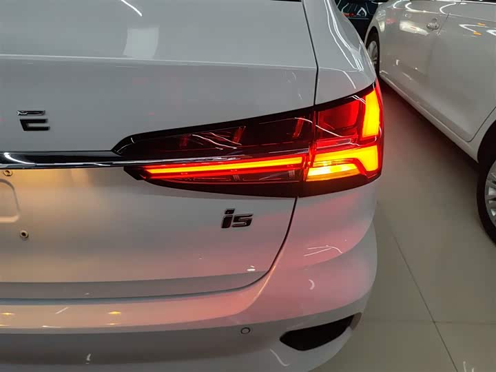 Фото 8 - Roewe i5