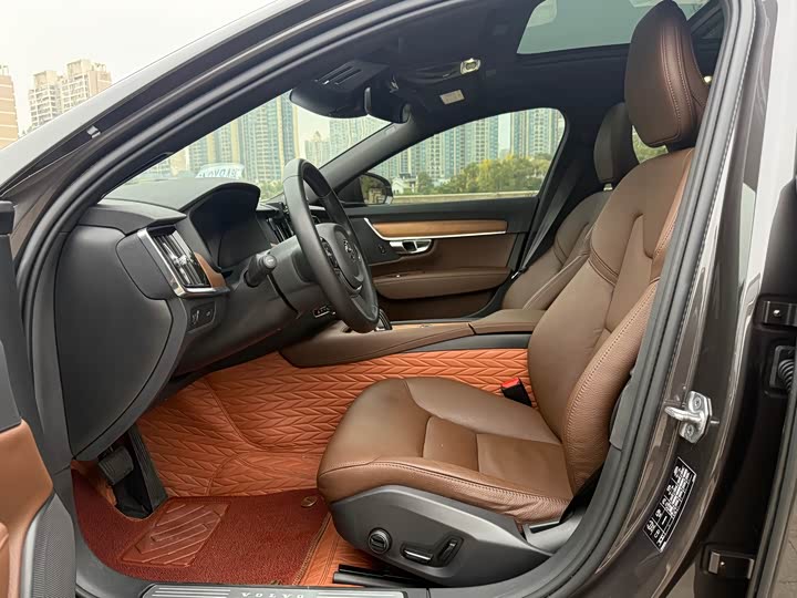 Фото 10 - Volvo S90